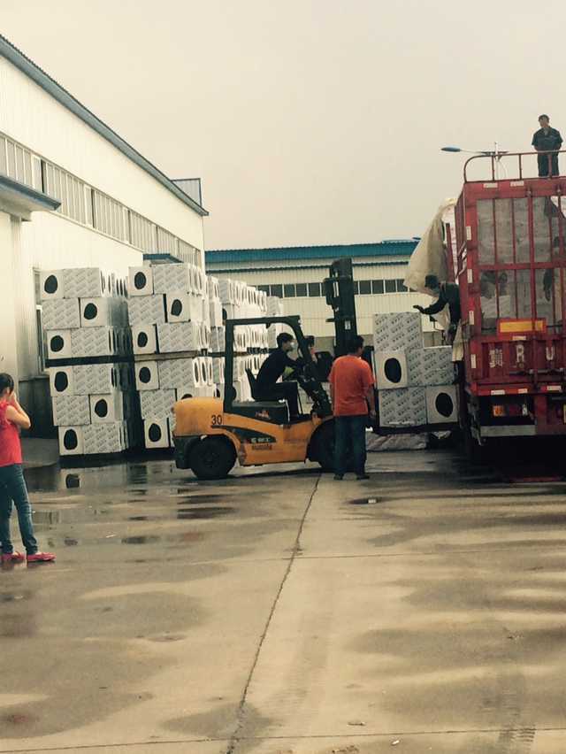 泡沫玻璃出廠裝車圖